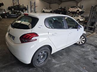 Peugeot 208  picture 8