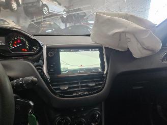 Peugeot 208  picture 8