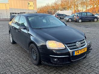 Vaurioauto  passenger cars Volkswagen Jetta 1.6 FSI 16V Sedan 4Dr Benzine 1.598cc 85kW (116pk) FWD 2005-09/2008-06 (1K2) BLF; EURO4 2006/8