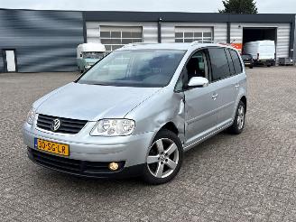damaged passenger cars Volkswagen Touran 2.0 FSI 16V MPV  Benzine 1.984cc 110kW (150pk) FWD 2004-05/2005-11 (1T1) BLX 2006/5