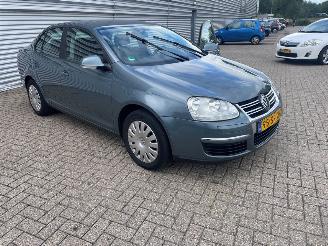 uszkodzony samochody osobowe Volkswagen Jetta 1.6 Sedan 4Dr Benzine 1.595cc 75kW (102pk) FWD 2006/5