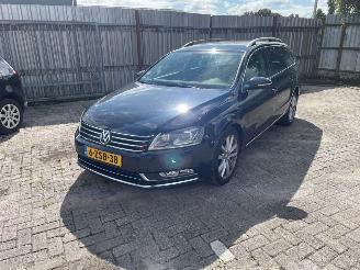 uszkodzony samochody osobowe Volkswagen Passat  2011/1