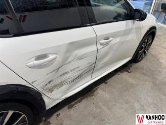 Peugeot 208  picture 8