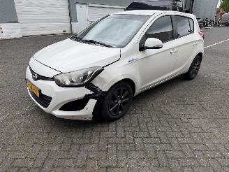 uszkodzony samochody osobowe Hyundai I-20 1.2i i-Deal 2014/2