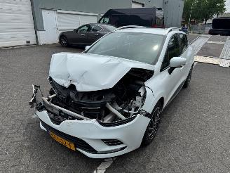Vaurioauto  passenger cars Renault Clio 1.5 dCi Ecoleader Zen 2016/12