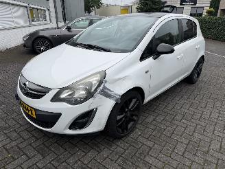 krockskadad bil auto Opel Corsa 1.4 Cosmo 2013/3