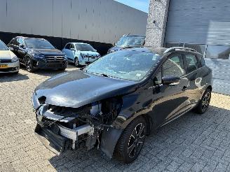 Vaurioauto  passenger cars Renault Clio RENAULT CLIO 1.5D 2016 2016/2