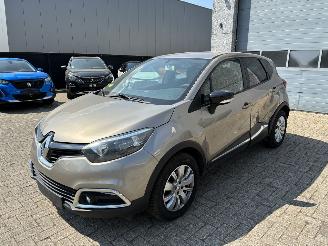 damaged passenger cars Renault Captur RENAULT CAPTUR 1.5D 2016 2016/1