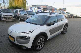 damaged passenger cars Citroën C4 cactus 1.2 e-VTi Shine Automaat. Schadevrij 2015/2