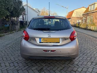 Peugeot 208 1.6 e-HDi Allure  NAP picture 10
