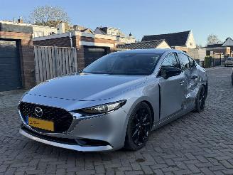 damaged passenger cars Mazda 3 2.0 e-SkyActiv-G M Hybrid 150 Sportive 2021/1