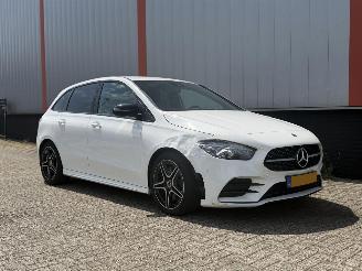 Vaurioauto  passenger cars Mercedes B-klasse B250 AMG PANO SFEER 2019/1