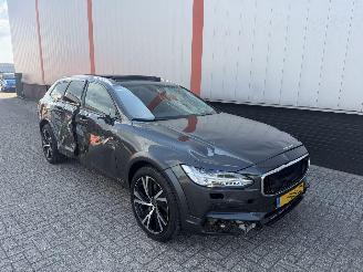 damaged passenger cars Volvo V-90 V90 Cross Country 2.0 D5 AWD PRO 2019/1