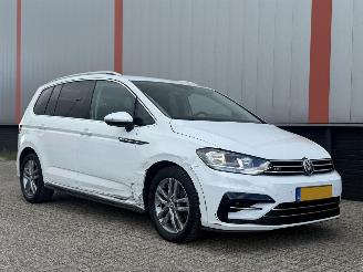 Schadeauto Volkswagen Touran 1.2 TSI R Line 7 PERS NAP! 2019/1