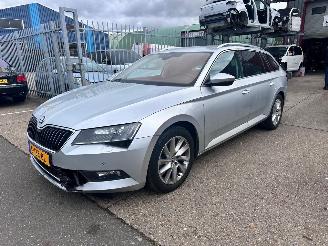 Voiture accidenté Skoda Superb 2.0 TDI / DSG / 2019/9