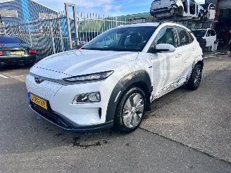 Schadeauto Hyundai Kona EV COMFORT 64 KWH 2020/8