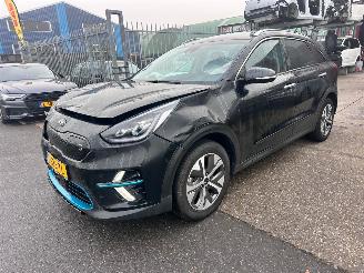 krockskadad bil auto Kia e-Niro DYNAMIC PLUS LINE 64 KWH 2021/8