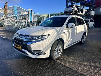 skadebil auto Mitsubishi Outlander 2.4 PHEV S-Edition 2019/6