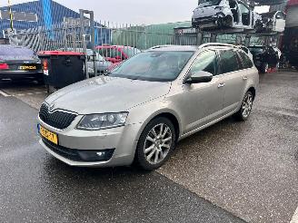 skadebil auto Skoda Octavia 1.6 TDI / DSG / 2014/1