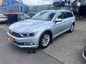 krockskadad bil auto Volkswagen Passat 1.6 TDI / DSG 2018/1
