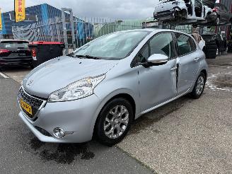 damaged passenger cars Peugeot 208 1.2 VTI ACTIVE 2014/3