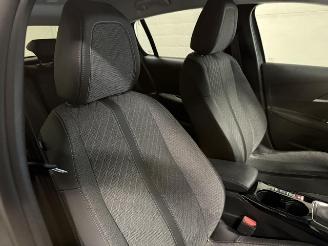 Peugeot 208  picture 12