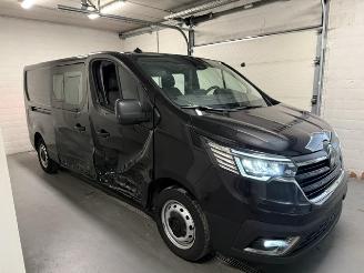 damaged passenger cars Renault Trafic  2025/3