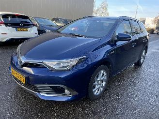 Vaurioauto  passenger cars Toyota Auris 1.8 hybrid 2015/12