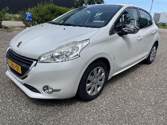 Coche accidentado Peugeot 208 1.2 5drs clima 2014/8