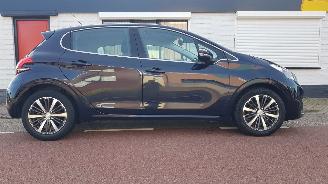 krockskadad bil auto Peugeot 208 Tech Edition 110PK 2019/11