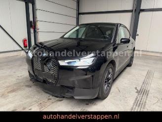 Coche accidentado BMW iX 40 xDrive 77KWH 240KW Leder Navi LED 2023/4