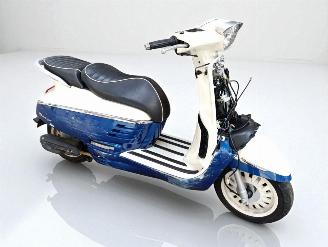 krockskadad bil bromfiets Peugeot  50 DJANGO 2019/3
