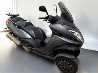 skadebil bromfiets Peugeot  METROPOLIS 2019/9