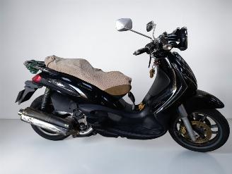 skadebil bromfiets Piaggio  BEVERLY 2009/11
