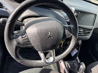 Peugeot 2008 2008 1.2 picture 17