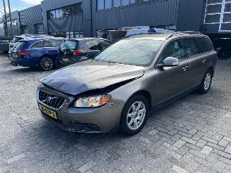 Vrakbiler auto Volvo V-70 2.0 Momentum 2008/9