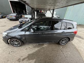 BMW 2-serie 220i M PAKKET PANO XENON 7 PERSOONS picture 3