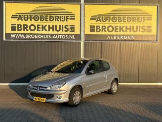 Vrakbiler auto Peugeot 206 206 (2A/C/H/J/S), Hatchback, 1998 / 2012 1.4 16V 2004/7