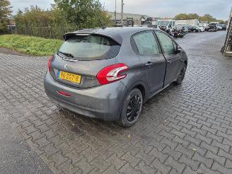 Peugeot 208 1.2 12V picture 2