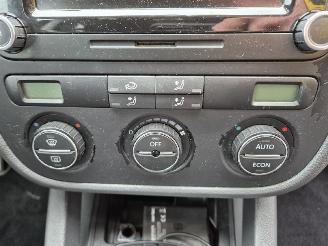 Volkswagen Golf 1.6 FSi picture 10