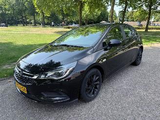 krockskadad bil auto Opel Astra 81 kW (110 PK)  1598 cc. 2018/8