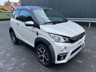 skadebil brommobiel Aixam  e-Crossover Premium 100% elektrisch 2023/1