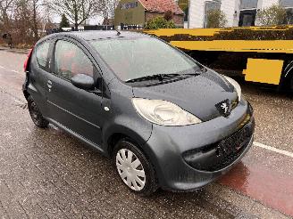 Salvage car Peugeot 107 1.0-12V 2007/12