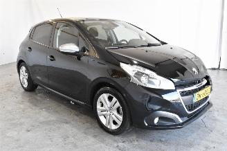 krockskadad bil auto Peugeot 208 1.2 PureT. Signature 2019/6