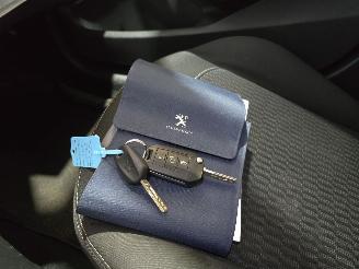 Peugeot 208 1.2 PureT. Blue Lion picture 33