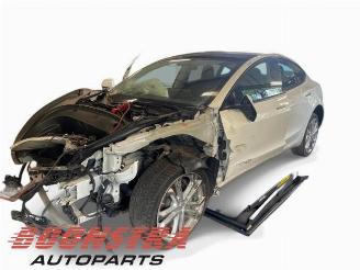 Vrakbiler auto Tesla Model 3 Model 3, Sedan, 2017 Long Range AWD 75 kWh 2021/12