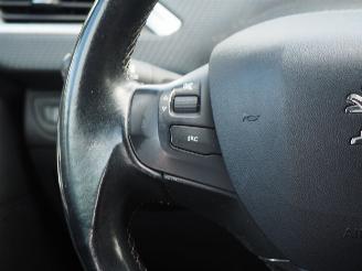 Peugeot 2008 1.2 PureTech Allure picture 19
