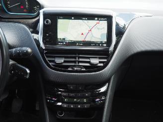 Peugeot 2008 1.2 PureTech Allure picture 22