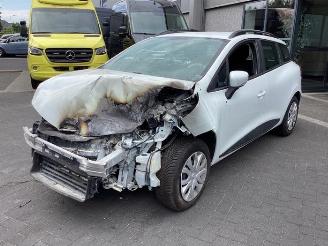 Coche siniestrado Renault Clio Clio IV Estate/Grandtour (7R), Combi 5-drs, 2012 / 2021 0.9 Energy TCE 75 12V 2019/12