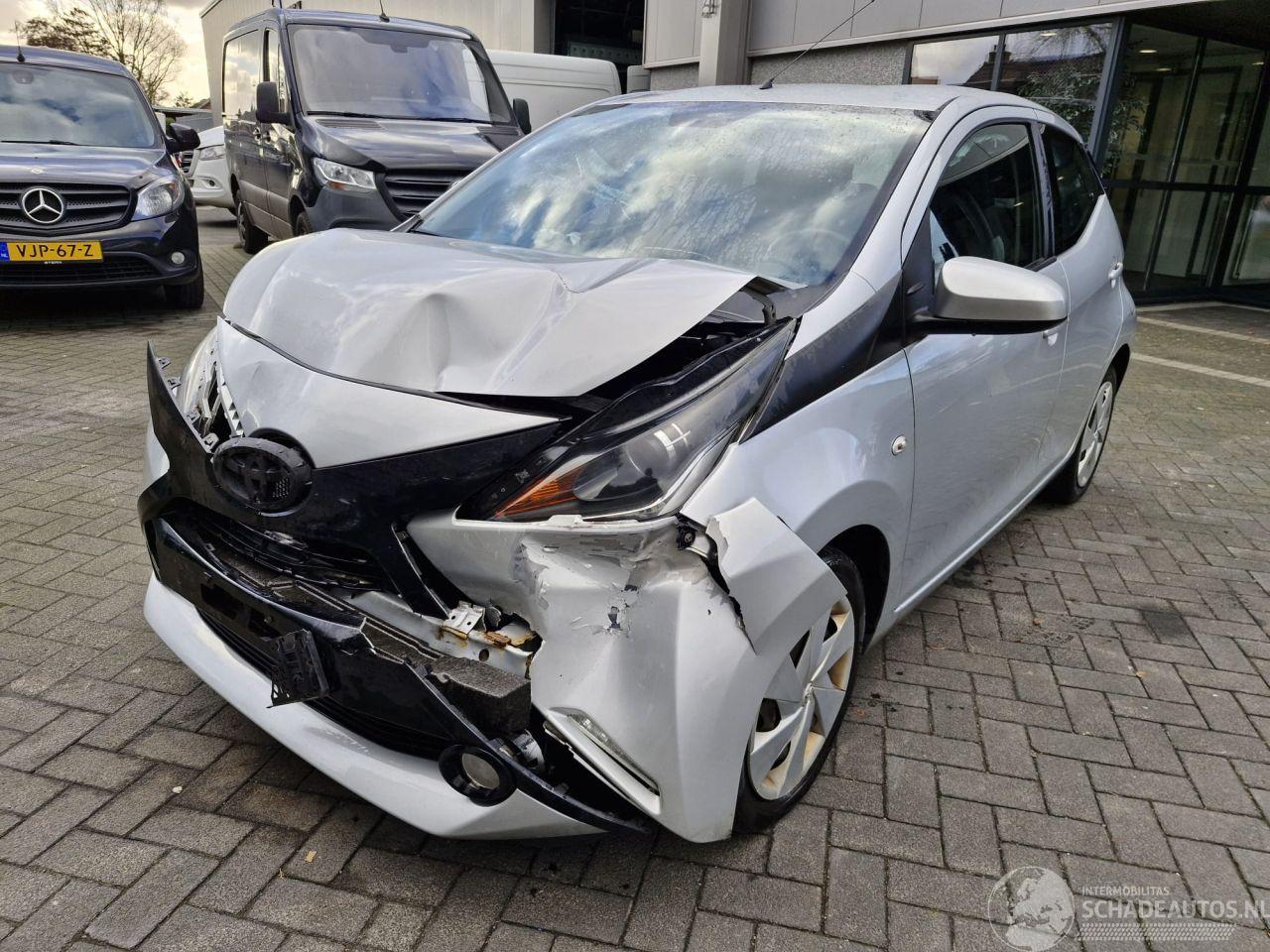 Toyota Aygo 1.0 VTTi X-play
